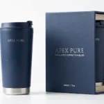 Apex Pure 500ml thermobeker in mat diepblauw naast de geschenkverpakking