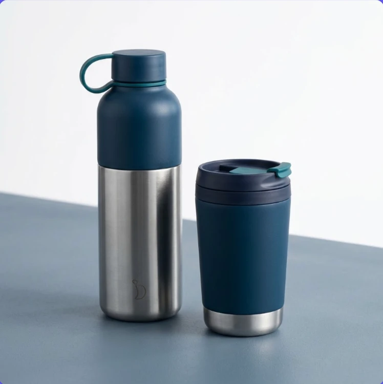 Thermosfles en koffiebeker in diepblauw mat met geborsteld RVS