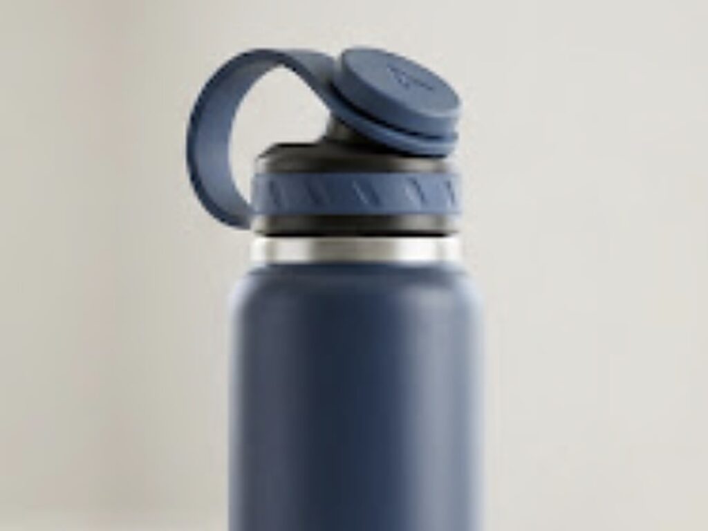 Apex Sportdop Magneet met draaglus op een donkerblauwe Apex fles