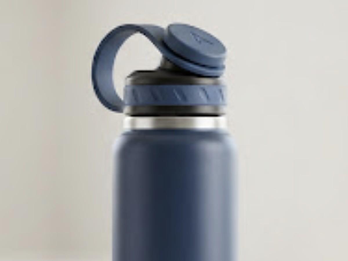 Apex Sportdop Magneet met draaglus op een donkerblauwe Apex fles